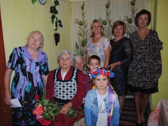 Має 8 онуків, 11 правнуків та 6 праправнуків: жінка з Волині відгуляла 100-річчя