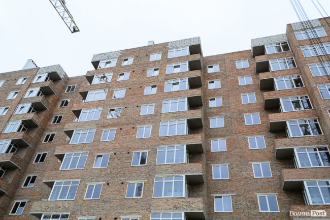 Холод – не завада: як у Луцьку будують «карамельний» житловий комплекс. ФОТО*