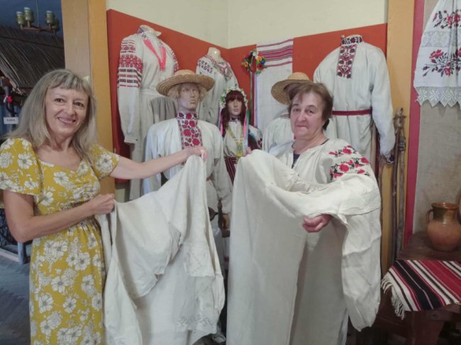 Волинянка подарувала у музей 100-річні бабусині вишиванки. ФОТО