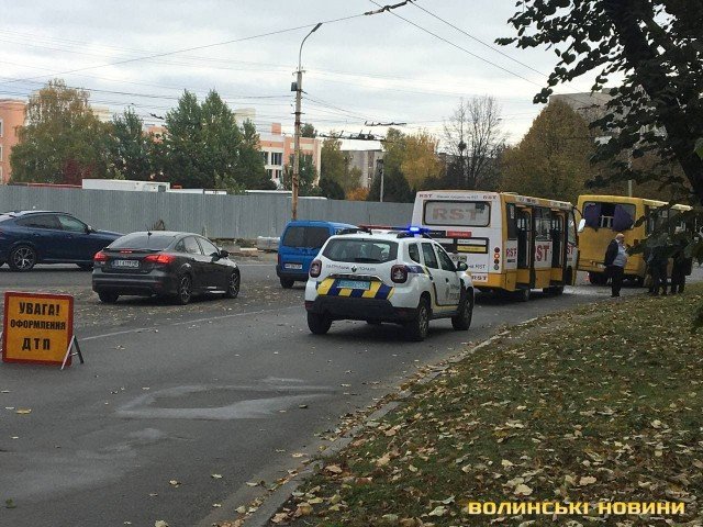 У Луцьку зіткнулися дві маршрутки: постраждали 10 людей. ФОТО