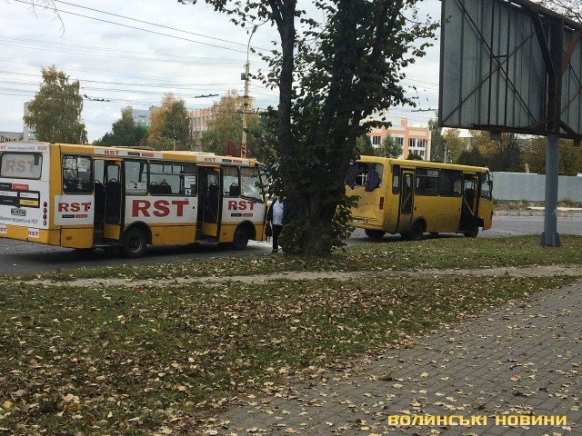 У Луцьку зіткнулися дві маршрутки: постраждали 10 людей. ФОТО