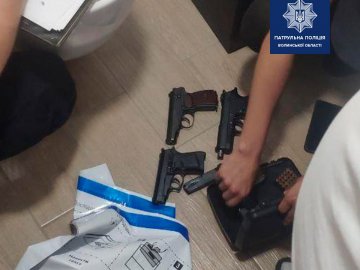 Їхали на виклик про насильство: у Луцьку патрульні знайшли у квартирі зброю