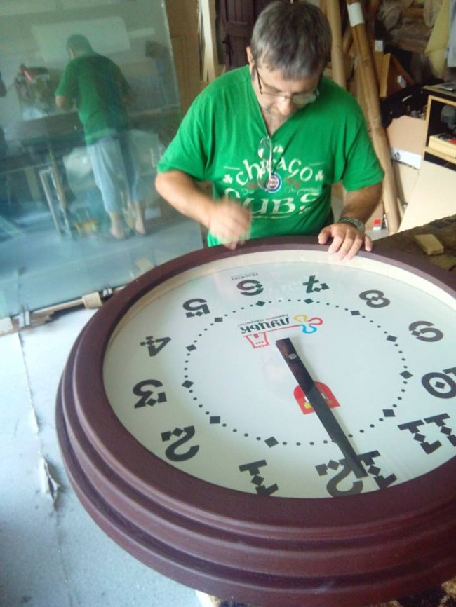 На будівлі луцької мерії встановили оригінальний годинник. ФОТО