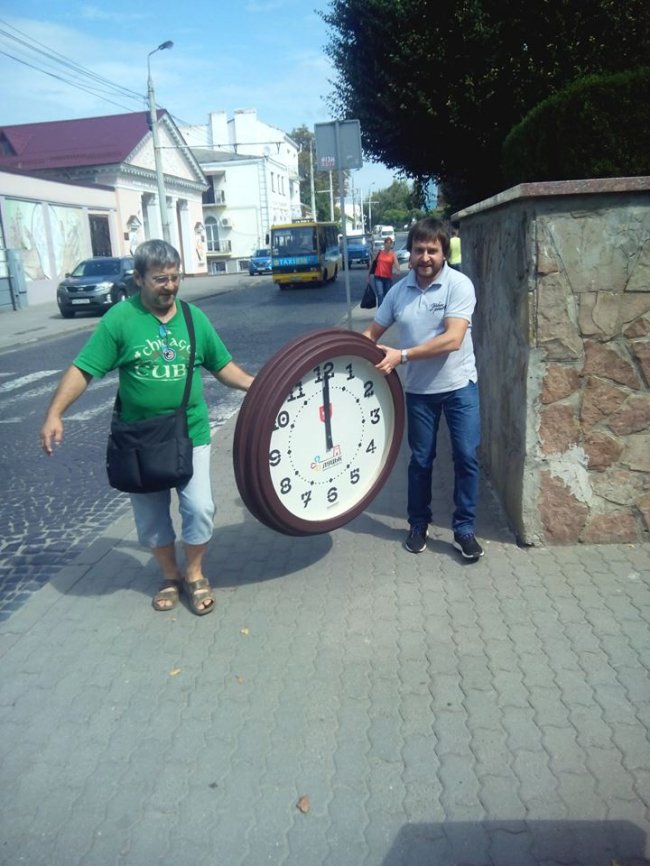 На будівлі луцької мерії встановили оригінальний годинник. ФОТО