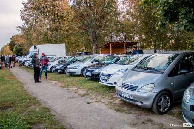 Від і до: скільки коштують машини на луцькому авторинку. ФОТО