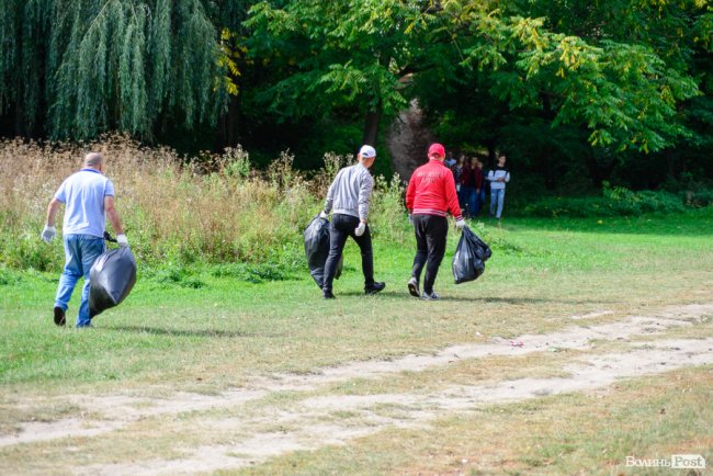 «Ми можемо прибрати, а ви хоча б не смітіть»: як у Луцьку розчищали парк на Потебні