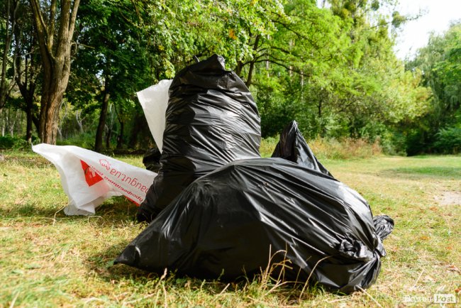 «Ми можемо прибрати, а ви хоча б не смітіть»: як у Луцьку розчищали парк на Потебні