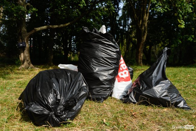«Ми можемо прибрати, а ви хоча б не смітіть»: як у Луцьку розчищали парк на Потебні