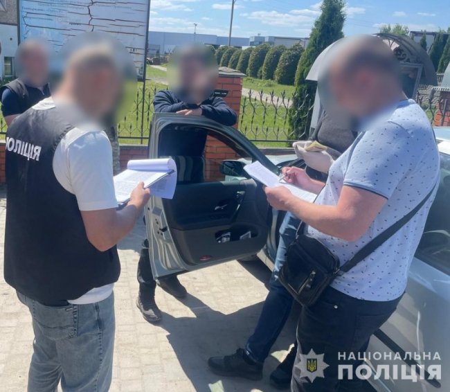 На хабарі погоріли посадовці ТЦК на Волині