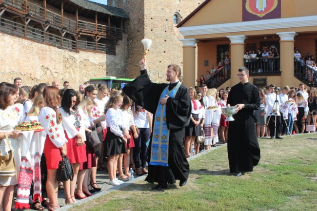 Першокурсників Луцького педколеджу посвятили у студенти. ФОТО