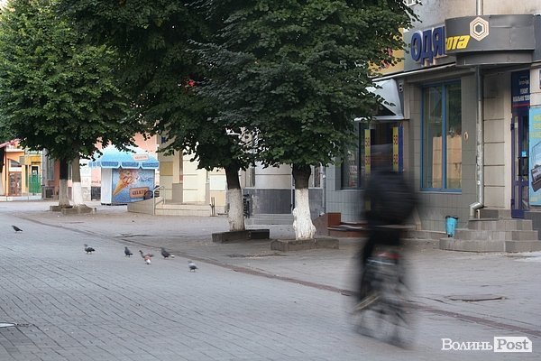 Перший велосипедист дня на вулиці Лесі Українки