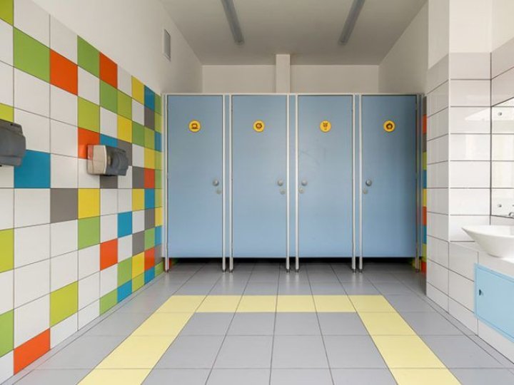 У нововолинському ліцеї розвалили туалет з початком навчання: деталі