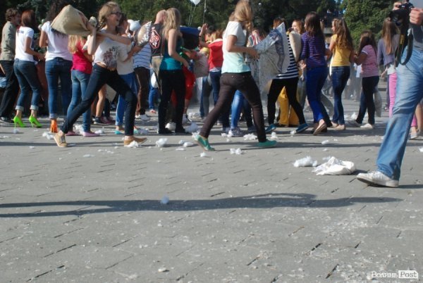 Як билися подушками в Луцьку. ФОТО