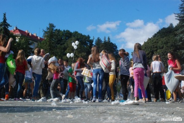 Як билися подушками в Луцьку. ФОТО