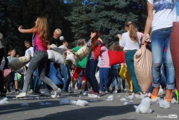 Як билися подушками в Луцьку. ФОТО
