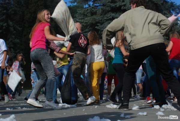 Як билися подушками в Луцьку. ФОТО