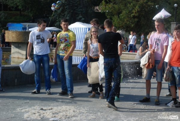 Як билися подушками в Луцьку. ФОТО