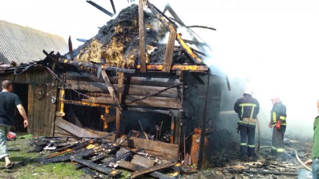 У волинянина згорів дерев'яний хлів із сіном. ФОТО