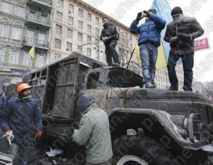 У Києві міняють «бутафорні» барикади на справжні.ФОТО