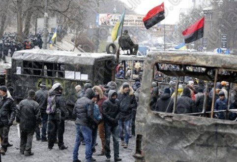 У Києві міняють «бутафорні» барикади на справжні.ФОТО