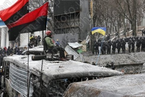 У Києві міняють «бутафорні» барикади на справжні.ФОТО