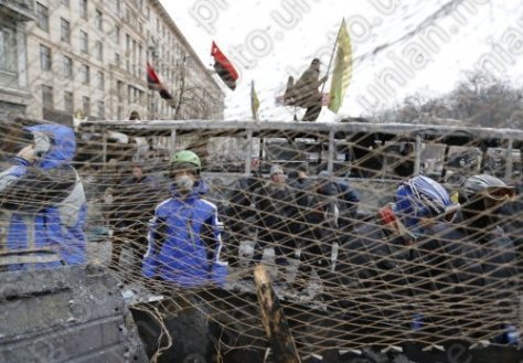 У Києві міняють «бутафорні» барикади на справжні.ФОТО