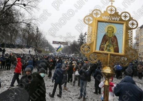 У Києві міняють «бутафорні» барикади на справжні.ФОТО