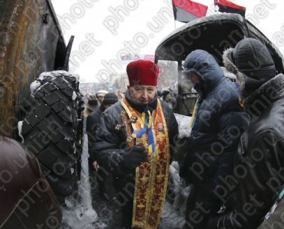 У Києві міняють «бутафорні» барикади на справжні.ФОТО