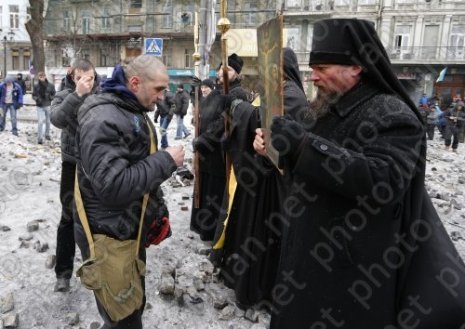 У Києві міняють «бутафорні» барикади на справжні.ФОТО