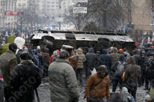 У Києві міняють «бутафорні» барикади на справжні.ФОТО