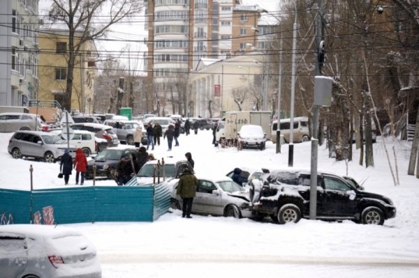 Масова аварія в Росії: вулиця стала звалищем битих машин. ФОТО. ВІДЕО