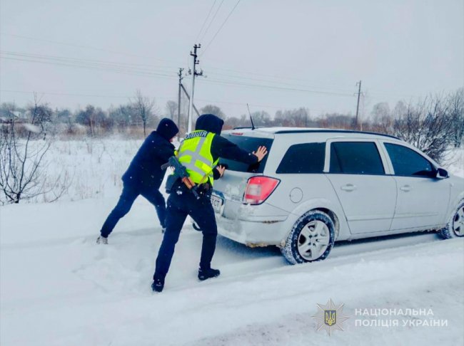 На Волині поліцейські допомагають водіям визволяти автівки зі снігових заметів