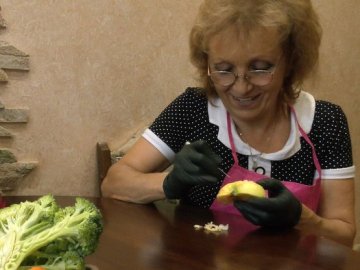 Лучанка вирізблює картини...на овочах.ВІДЕО.ФОТО