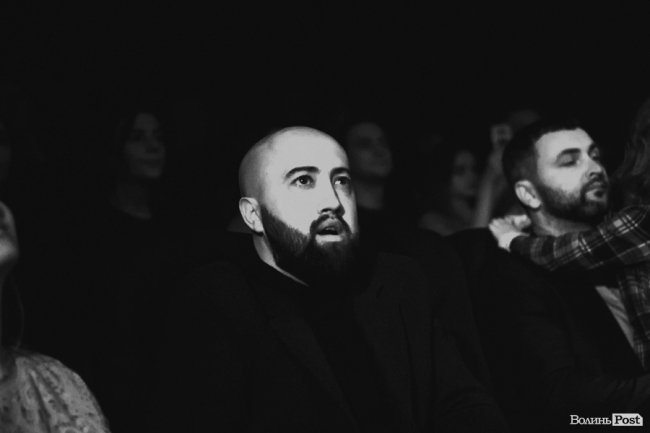 Квітчаста піжама, босі ноги і сотні «дякую»: у Луцьку – «майже квартирник» Бабкіна. ФОТО