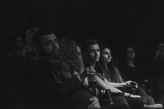 Квітчаста піжама, босі ноги і сотні «дякую»: у Луцьку – «майже квартирник» Бабкіна. ФОТО