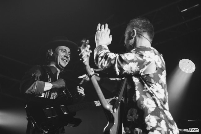 Квітчаста піжама, босі ноги і сотні «дякую»: у Луцьку – «майже квартирник» Бабкіна. ФОТО