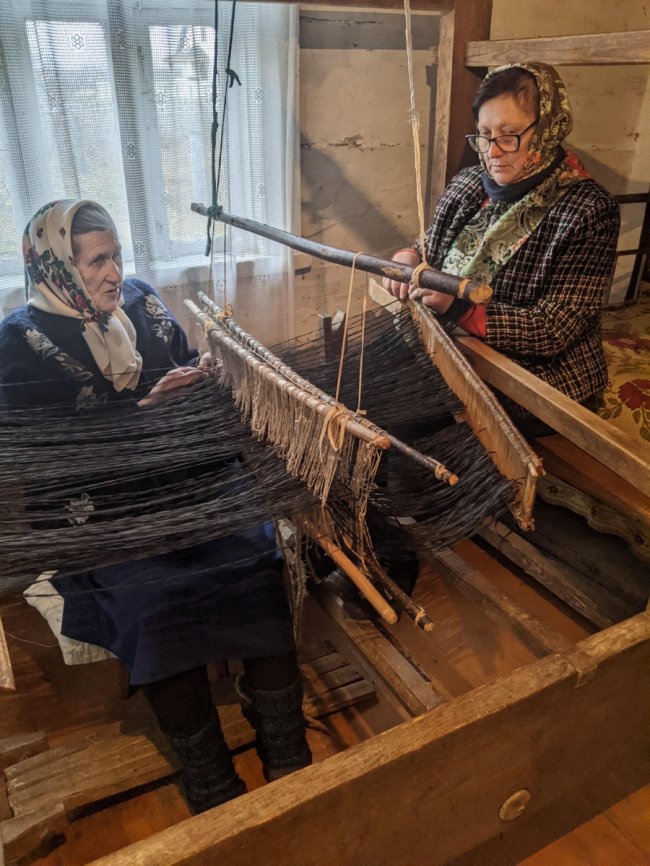 83-річна волинянка тче килими без окулярів. ФОТО