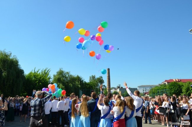 Школо, прощай: у луцькій школі №9 пролунав останній дзвоник. ФОТО