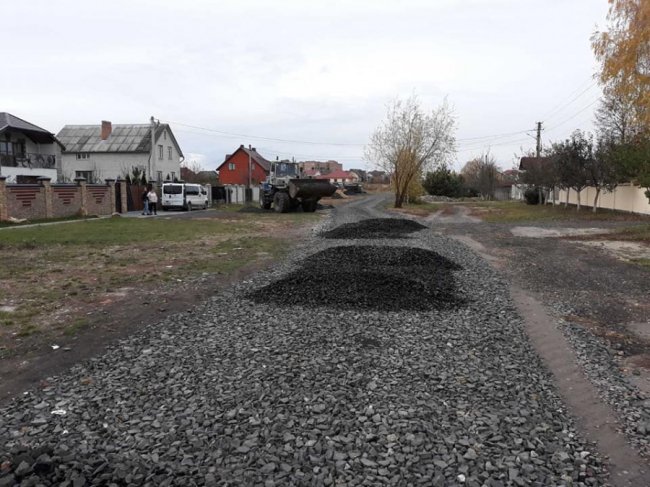 Жителі волинського села за власні кошти відремонтували дорогу. ФОТО