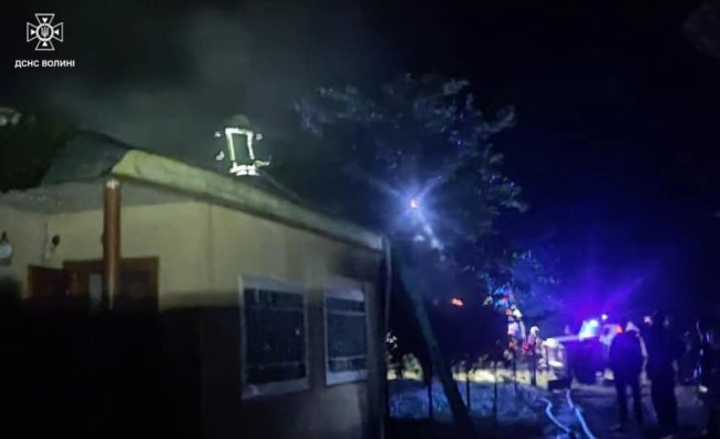 У Луцьку блискавка влучила у дерев'яний будинок