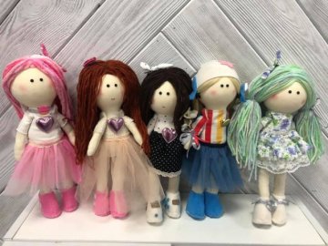 Лучанка шиє м’які іграшки, які схожі на своїх майбутніх власників