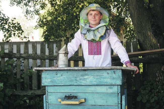 «Недитяче» захоплення: 14-річний волинянин займається бджолярстом. ФОТО. ВІДЕО