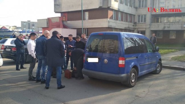 Працівника Луцького відділу поліції серед вулиці взяли на хабарі. ОНОВЛЕНО. ФОТО