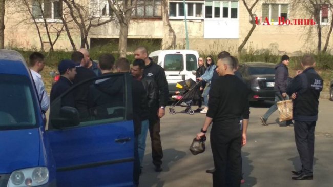 Працівника Луцького відділу поліції серед вулиці взяли на хабарі. ОНОВЛЕНО. ФОТО