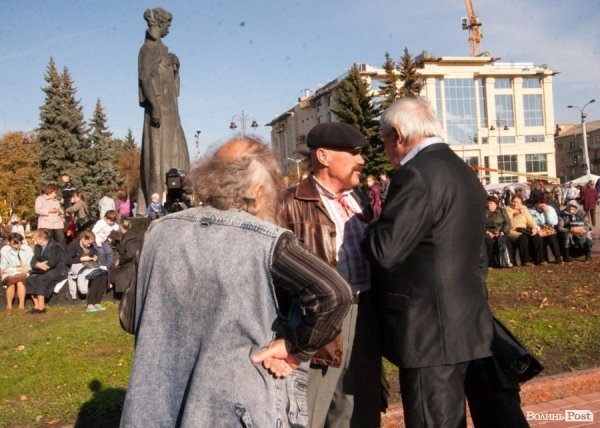 У Луцьку  роздавали борщ під наглядом охорони. ФОТО