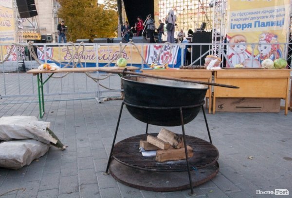 У Луцьку  роздавали борщ під наглядом охорони. ФОТО