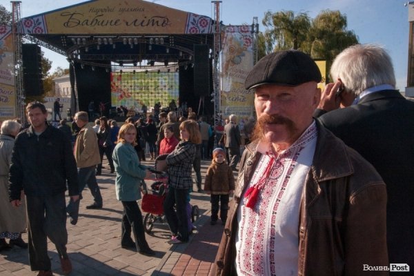 У Луцьку  роздавали борщ під наглядом охорони. ФОТО