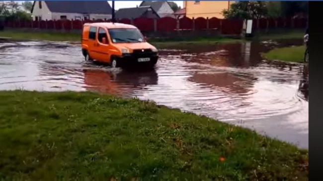 Через зливу ковельська вулиця перетворюється в озеро. ФОТО