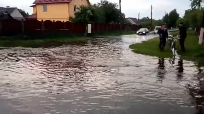 Через зливу ковельська вулиця перетворюється в озеро. ФОТО