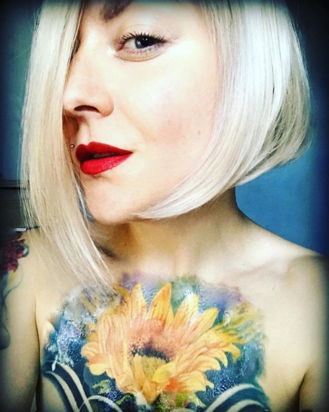 Відома луцька ведуча розповіла про свої секретні татуювання